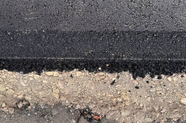 Taşıma için altyapı. Yeni Yoldaki Taze Sıcak Asfalt 'ın Yakın Çekim Dokuları. Road İnşaat. Taze Asfalt Dokusunun Katmanları