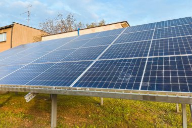 Yerleşik güneş fotovoltaik sistemi. PV güneş ışığını doğrudan elektriğe dönüştürür. Güneş pilleri. Güneş panelleri açık havada güzel bir ev..