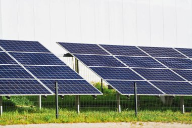 Yere monte edilmiş bir dizi fotovoltaik panel. Güneş enerjisi panelleri açık havada. Güneş Parkı.