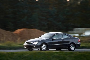 Lüks Action Executive Car in Action Luxury premium spor araba yolda. Pürüzsüz ve hızlı. Premium Performans: Yoldaki Lüks Spor Araba