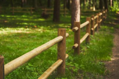 Çiftlik arazilerinde ahşap çit engeli var.