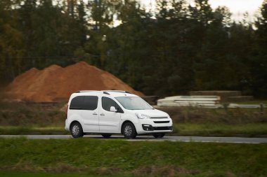 Teslimat güzergahında. Yoldaki ticari minibüs kapanışı. Lojistik marka. Ticari minibüs yolda. Son varış yeri nakliye kamyonu modeli.