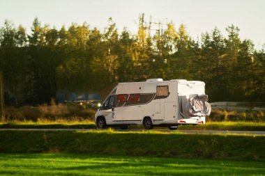 Karavan karavanı, otoyolda bisiklet parkı olan bir karavan. Seyahat macerası. Kiralık karavanda turistler. Karavanda turizm
