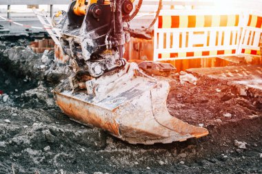 Modern İnşaat Makineleri devrede. Şehirdeki Yol Yapımında Ağır Ekipmanların Gücü.