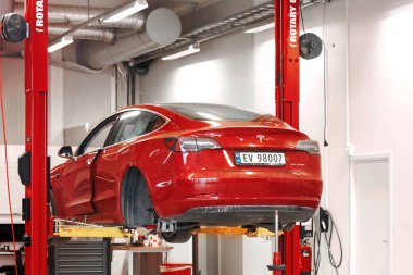 Trondheim, Norveç 09.21.2023 Tesla atölyesi. EV Avrupa 'da hizmet veriyor.