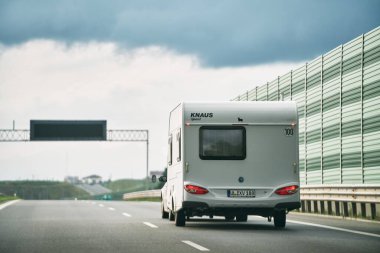 17.08.2023. Polonya, Avrupa. Karavan karavanı otoyolda. Karavanda yolculuk ve macera turizmi seyahat konsepti