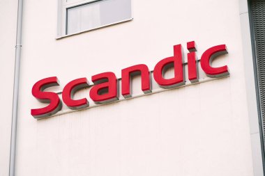 19 Eylül 2023 Norveç, Avrupa. Scandic Hotels Chain Logo Trondheim Downtown 'da sergilenmektedir. İskandinavya 'da seyahat, turizm ve otel endüstrisi