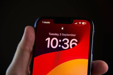Polonya Avrupa 11.09.2023. Hand 'in elinde akıllı telefon var. iphone ekranının yakın çekim izole edilmiş hali.
