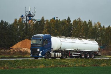 Yakıt Teslimatı. Otoyoldaki Sıvı Yakıt ve Petrol Kargo Yarı Kamyonu. Petrol Ürünleri Taşıma. Akşam Işığında Sıkıştırılmış Gaz Taşıyıcı Kamyonu