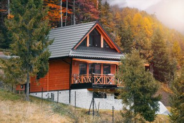 Barnhouse tarzı evler Cozy küçük evleri. Banliyöde yaşıyor. İpotek kredisi kavramı. Modern inşaat. Ahşap evin artıları ve eksileri ve banliyö emlak kavramı.