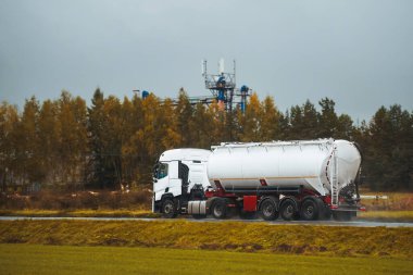 Otoyoldaki Sıvı Yakıt ve Petrol Kargo Yarı Kamyonu. Akşam Işığında Sıkıştırılmış Gaz Taşıyıcı Kamyonu. Petrol Ürünleri Taşıma. Petrol Kargo Kamyonu Petrol Taşıma Ürünleri.