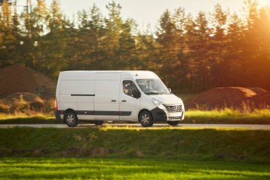 Yolda ticari minibüsü olan hızlı ve güvenilir bir teslimat servisi. Kargo kamyonu otoyolda. Kurye nakliye kamyonu.