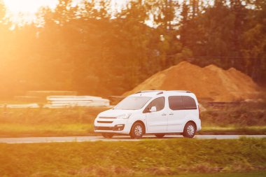 Beyaz minibüs. Suburban Evleri 'ne teslimat. Kırsal bölgedeki Road Kargo Teslimatında ticari minibüs. Hafif Görev Kamyonu Eylemde.
