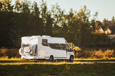 New Horizons 'u keşfediyorum. Kiralık karavanla bisiklet turistleriyle bir karavanda seyahat etmek. Karavanda turizm.
