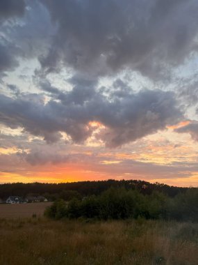 Yazın berrak ve aydınlık gökyüzü, bulutların pürüzsüz dokusu ve sakin ve huzurlu bir atmosferi var. Yaz gökyüzü, yumuşak ve kabarık bulutlarla