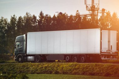 Hızlı ve etkili bir teslimat servisi. yolda bir kamyon, kargo ve paketleri ülke genelinde taşıyor..