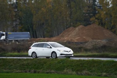 Otoyoldaki yeni ve modern bir Station Wagon Car. Aile ve Spor için Geniş ve Zarif bir Araç. Bir Arabadaki Uygulamayla Tarzın Birleştirilmesi. Güçlü Motorlu Bir Combi Araba.