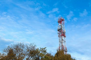 Şehrin ufuk çizgisinde radyo modülleri olan 5g kule direği, telekomünikasyon servislerine 4g ve 5g hücresel ağlar ve makro baz istasyonları sağlıyor..