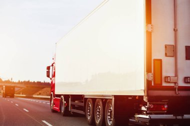 Şehirlerarası otoyolda bir kamyon. Nakliye ve paket teslimatı. Mal dağıtımı kavramı. Kargo taşıyan ağır bir kamyon, iş ve sanayiyi gösteriyor.