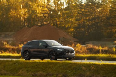 Black Premium SUV yolda. Sofistike Yol 'u. Premium Büyük Aile SUV. Hareketteki zarafet. Otoyolda lüks bir araba..