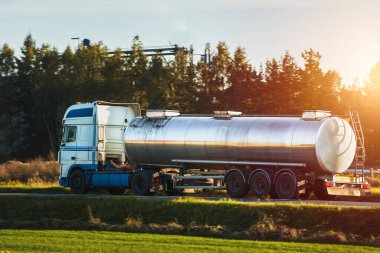 Petrol kargo kamyonu yolda petrol ürünleri taşıyor. Yakıt teslimatı, teslimat ve lojistik konsepti. Sıkıştırılmış gaz taşıyıcı kamyon otoyolu.