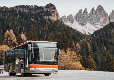 Manzaralı Dağ İnzivası. İtalyan Dolomitleri 'ndeki modern otobüs. Doğanın Güzelliği Arasında Yolcu Otobüsü