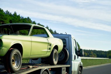 Bir kazadan sonra Retro Car 'ı kurtarın. Bir Çekici 'nin yardımıyla klasik bir arabayı geri yükleme projesi. Otobanda Bir Çarpışma Aracı Zarar Verdi.