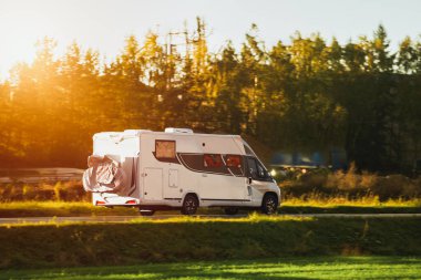 Karavan karavanı, otoyolda bisiklet parkı olan bir karavan. Seyahat macerası. Kiralık karavanda turistler. Karavanda turizm