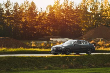 Lüks Action Executive Car in Action Luxury premium spor araba yolda. Pürüzsüz ve hızlı. Premium Performans: Yoldaki Lüks Spor Araba