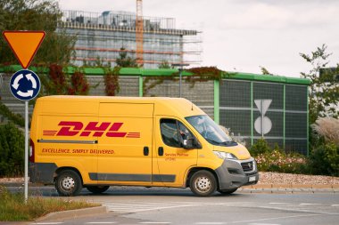 24.10.2023 Polonya, Avrupa. DHL Teslimat. Sevkiyat ve paket teslimatı. Sarı DHL kamyonu iş başında.