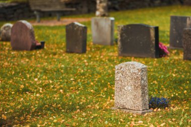 Tarihi Mezarlıkta Huzurlu Bir Gün. Güneşli bir günde mezarlık. Mezarlık mezarlığı beyaz ve gri mezar taşları. Güneşli bir günde Mezar Taşları Arasında Huzur