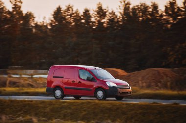 Teslimat güzergahında. Yoldaki ticari minibüs kapanışı. Lojistik marka. Ticari minibüs yolda. Son varış yeri nakliye kamyonu modeli.
