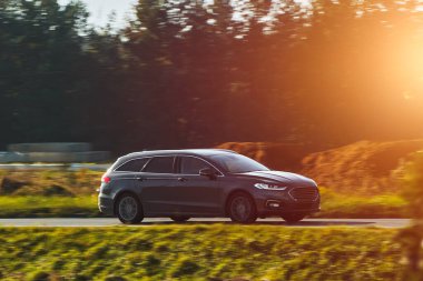 Otoyoldaki yeni ve modern bir Station Wagon Car. Aile ve Spor için Geniş ve Zarif bir Araç. Bir Arabadaki Uygulamayla Tarzın Birleştirilmesi. Güçlü Motorlu Bir Combi Araba.