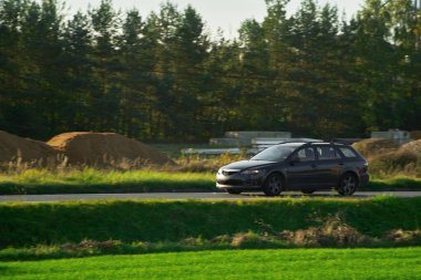 Otobanda modern bir steyşın araba. Pratik ve zarif bir araba. Evrensel bir araba yolda. C ve D sütunu ve büyük bagajlı Combi araba..