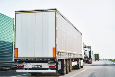 Hızlı ve etkili bir teslimat servisi. yolda bir kamyon, kargo ve paketleri ülke genelinde taşıyor..