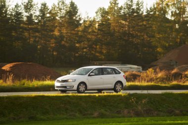 Otobanda modern bir steyşın araba. Pratik ve zarif bir araba. Evrensel bir araba yolda. C ve D sütunu ve büyük bagajlı Combi araba..