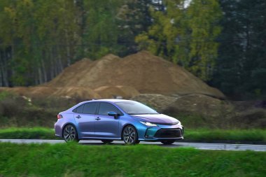 Japon Sedan 'ı için bir Bukalemun Filmi. Arabanızın rengini ve görünümünü değiştirmenin yeni bir yolu. Rengi Açıya ve Işığa Göre Değiştiren Bir Vinil Film Paketi.