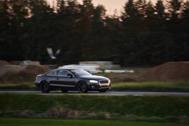 Lüks Action Executive Car in Action Luxury premium spor araba yolda. Pürüzsüz ve hızlı. Premium Performans: Yoldaki Lüks Spor Araba