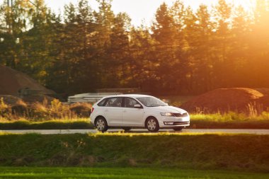 Otoyoldaki yeni ve modern bir Station Wagon Car. Aile ve Spor için Geniş ve Zarif bir Araç. Bir Arabadaki Uygulamayla Tarzın Birleştirilmesi. Güçlü Motorlu Bir Combi Araba.