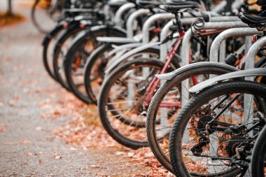 İzole edilmiş, renkli, park edilmiş bir bisiklet dizisi. Avrupa 'da her gün bisikletle seyahat kavramı. İşe gidip gelmenin ve şehir altyapısının sürdürülebilir yolu. Banliyö bisikleti.