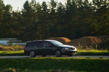 Otoyoldaki yeni ve modern bir Station Wagon Car. Aile ve Spor için Geniş ve Zarif bir Araç. Bir Arabadaki Uygulamayla Tarzın Birleştirilmesi. Güçlü Motorlu Bir Combi Araba.