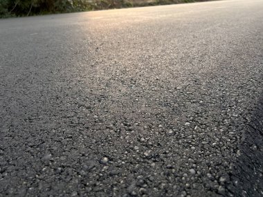 Taşıma için altyapı. Yeni Yoldaki Taze Sıcak Asfalt 'ın Yakın Çekim Dokuları. Road İnşaat. Taze Asfalt Dokusunun Katmanları