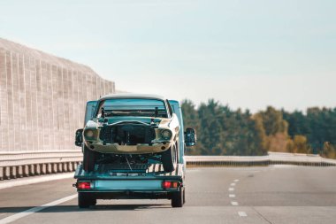 Antika Amerikan kaslı araba gövdesi, kaporta çalışmasından sonra düz kamyonda duruyor. Arabanın boyama gövdesi. Bir kazadan sonra Retro Car 'ı kurtarın. Bir Çekicinin Yardımıyla Klasik Bir Arabayı Yenileme Projesi