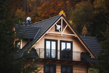 Barnhouse tarzı evler Cozy küçük evleri. Banliyöde yaşıyor. İpotek kredisi kavramı. Modern inşaat. Ahşap evin artıları ve eksileri ve banliyö emlak kavramı.