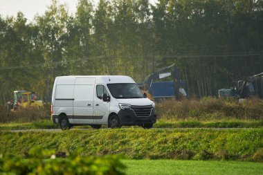 Beyaz minibüs. Suburban Evleri 'ne teslimat. Kırsal bölgedeki Road Kargo Teslimatında ticari minibüs. Hafif Görev Kamyonu Eylemde.