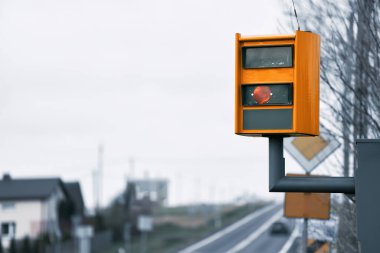 Sarı hız kamerası trafik kontrolü.
