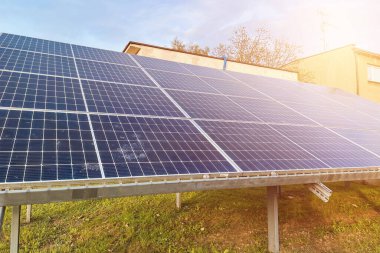 Yere monte edilmiş bir dizi fotovoltaik panel. Güneş enerjisi panelleri açık havada. Güneş Parkı.