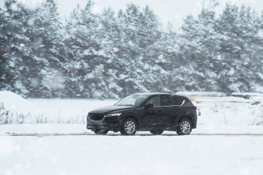 SUV arabası kış yolunda ilerliyor. Kış tatili macerasına aile gezisi. Kamyon kış yolunda.