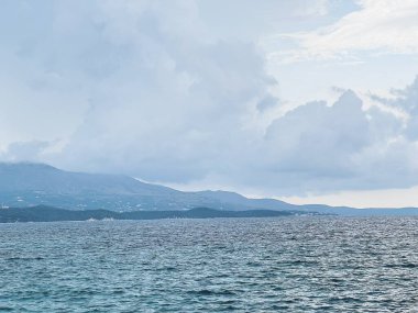 Yazın berrak ve aydınlık gökyüzü, bulutların pürüzsüz dokusu ve sakin ve huzurlu bir atmosferi var. Yaz gökyüzü, yumuşak ve kabarık bulutlarla
