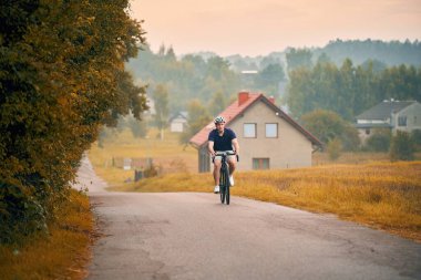 Adam bisiklete biniyor. Doğayı keşfediyorum. Vahşi doğaya. Ormanda Bisiklet Macerası